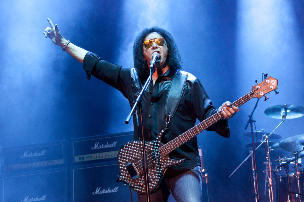 VSpectrum-Gene_Simmons-0204 V-spectrum, CC BY-SA 4.0 <https://creativecommons.org/licenses/by-sa/4.0>, via Wikimedia Commons