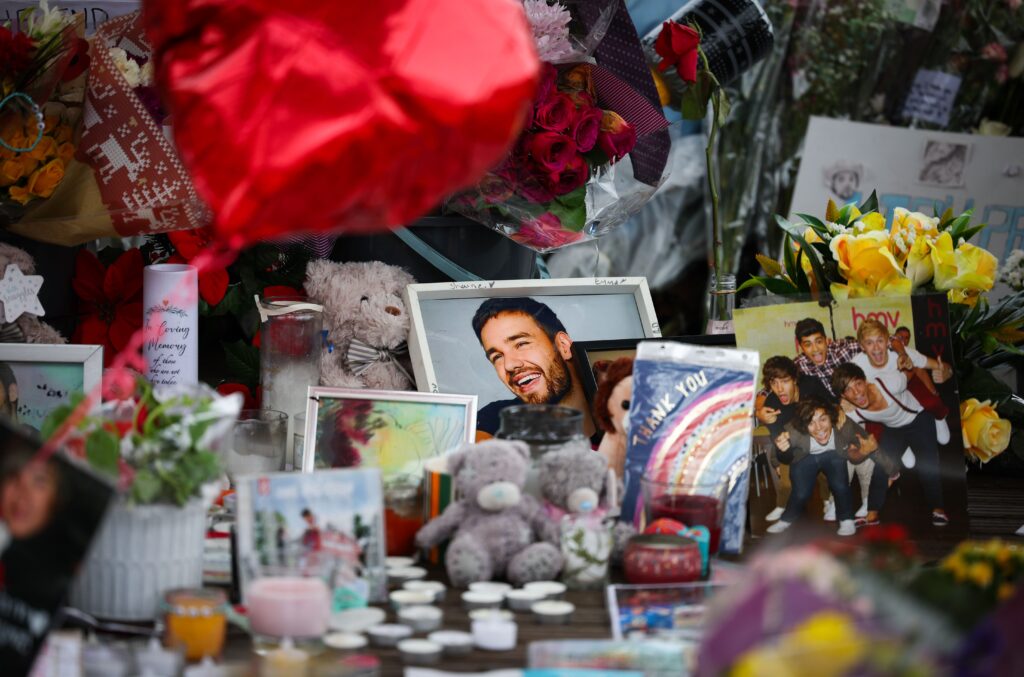 Tribute for late singer Liam Payne in his home town, Wolverhampton, United Kingdom - 08 Nov 2024 Tributes left to the late singer Liam Payne at the West Park bandstand in Wolverhampton, Britain, 08 November 2024. Liam Payne, former member of the British band One Direction, died on 16 October 2024 in Buenos Aires after falling from the third floor of a hotel, according to police. Tribute for late singer Liam Payne in his home town, Wolverhampton, United Kingdom - 08 Nov 2024