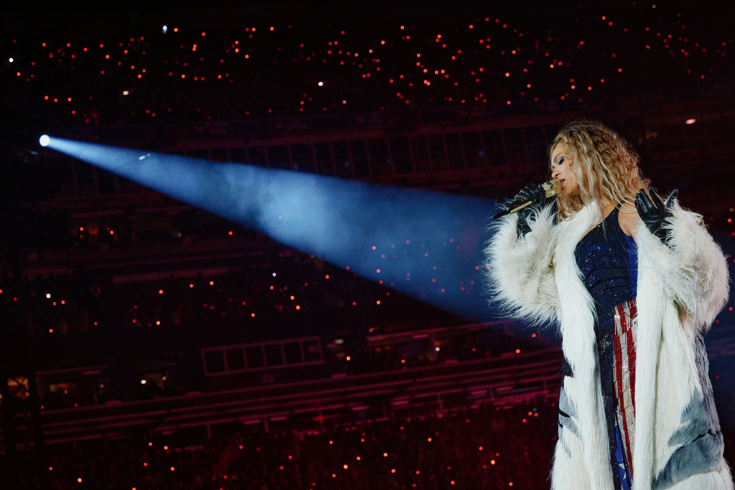 Fans in New York's Tri-State area showed up through rain and lingering cloudy skies to MetLife Stadium to see Beyoncé light up the stage in the first of five shows in East Rutherford, New Jersey on her COWBOY CARTER TOUR. Beyoncé "Cowboy Carter Tour" in concert, East Rutherford, New Jersey, USA - 22 May 2025