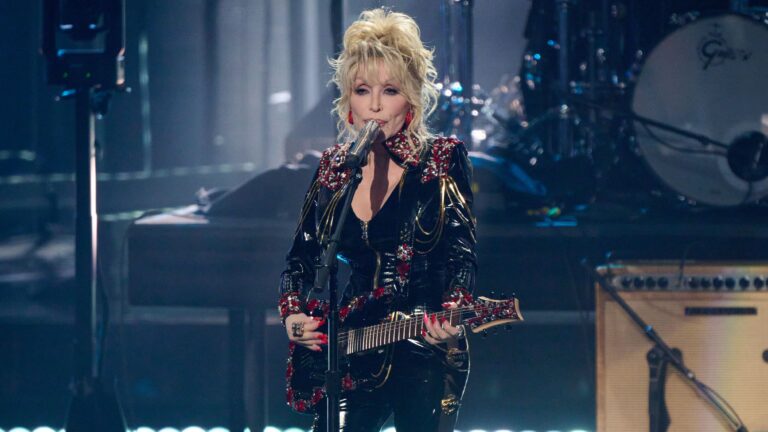 Dolly Parton Rock and Roll Hall of Fame Show, Microsoft Theatrer, Los Angeles, California, USA - 05 Nov 2022 Dolly Parton wearing flesh colored gloves
