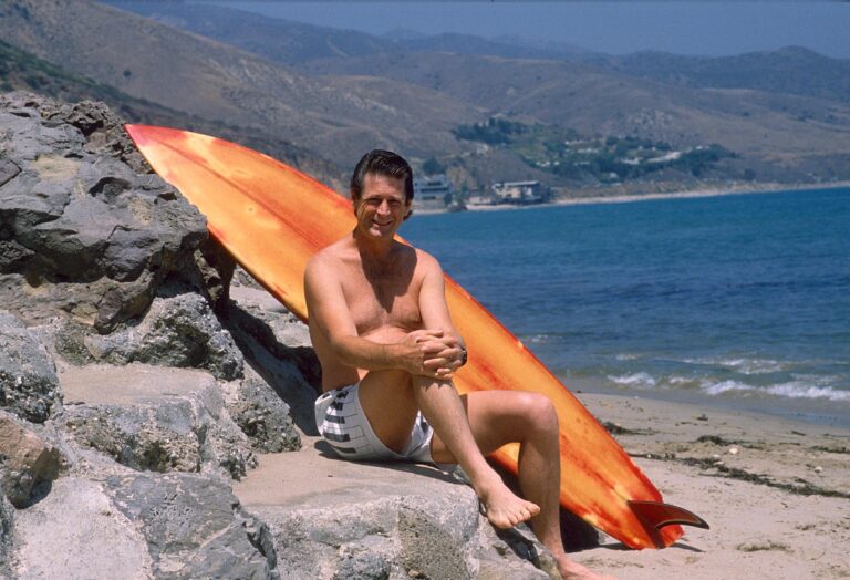 BRIAN WILSON WITH SURFBOARD BRIAN WILSON IN MALIBU, AMERICA - 1988