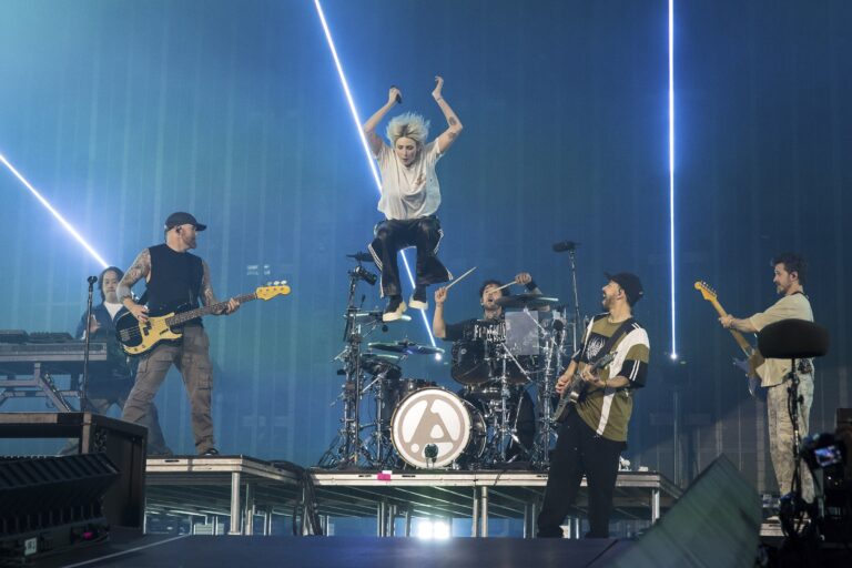 (15365897e) Joe cock (DJ accompaniment), Dave Phönix Farrell (bassist), Emily Armstrong (singer), Colin Brittain (drummer), Mike Shinoda (singer and guitarist) and Brad Delson (bassist) from Linkin Park live on From Zero World Tour 2025 at the Olympiastadion Berlin on 18 June 2025 Various 25agca