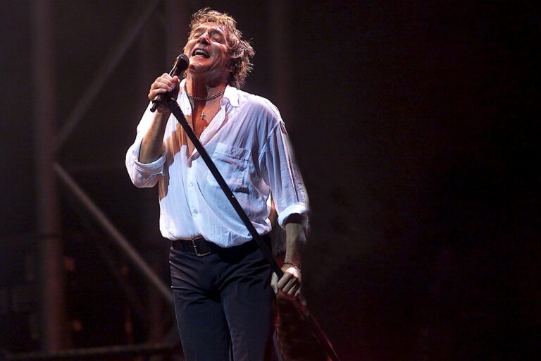 ROD STEWART GLASTONBURY FESTIVAL, BRITAIN - 30 JUN 2002