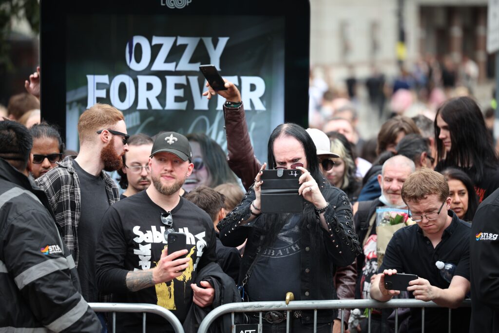 Ozzy Osbourne funeral cortege crosses Birmingham ahead of private funeral, United Kingdom - 30 Jul 2025 Fans take pictures of the tributes to Ozzy Osbourne around the Black Sabbath Bench and Bridge after watching Osbourne's funeral cortege in Birmingham, Britain, 30 July 2025. Osbourne died aged 76 on 22 July 2025, weeks after performing his final concert with Black Sabbath. He had been diagnosed with Parkinson's disease in 2019.
Ozzy Osbourne funeral cortege crosses Birmingham ahead of private funeral, United Kingdom - 30 Jul 2025