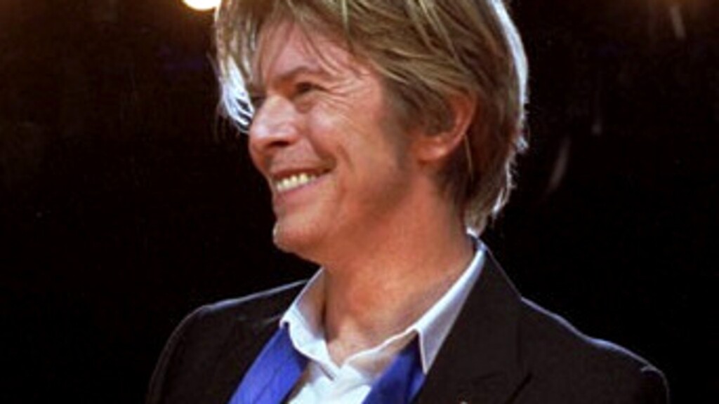 David-Bowie Chicago 2002-08-08 photoby Adam-Bielawski-cropped