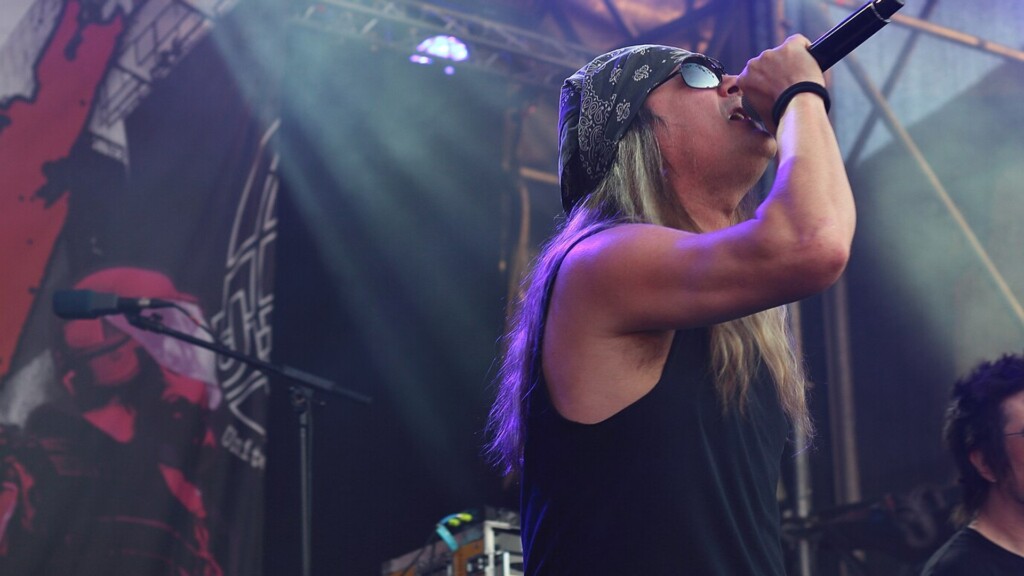 20140808-0452 PictureOn 2014-Skid Row-Jonny Solinger