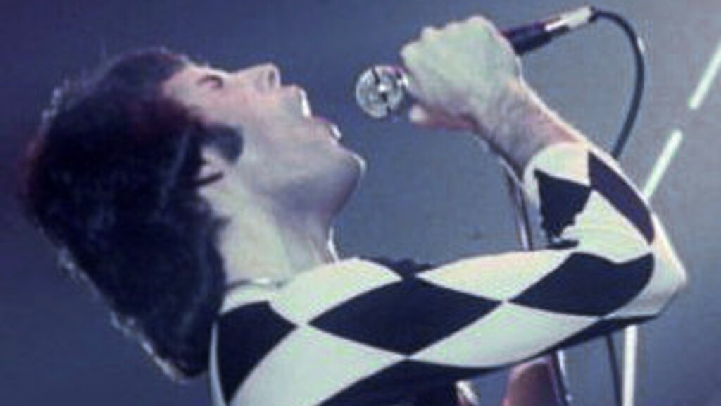 FreddieMercurySinging1977
