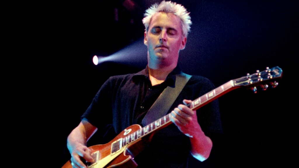 Pearl Jam , the guitarist of Pearl Jam, Mike McCready , during the concert